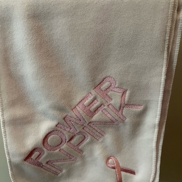 Under Armour Pretty in Pink Fleece Scarf - Picture 1 of 2